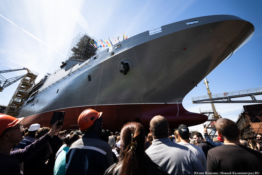 Флагман ВМФ России: в Калининграде спустили на воду большой десантный корабль (фото)