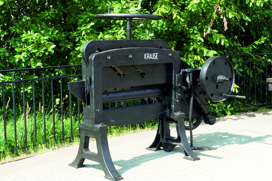 На смотровой площадке Янтарного комбината установили гильотину (фото)