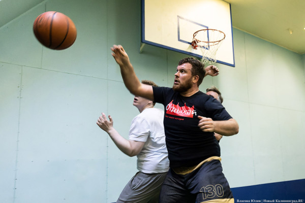 Космический джем: чиновники и музейщики сыграли в баскетбол в трюме «Пацаева» (фото)