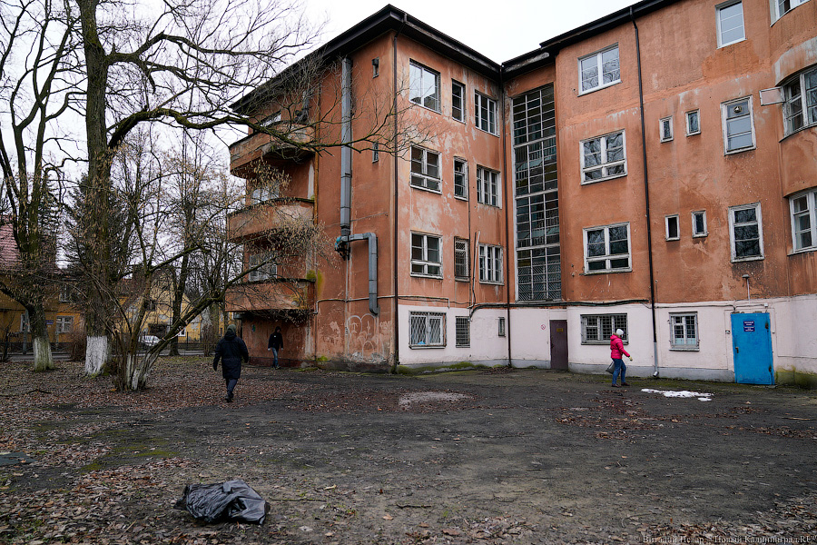 Теория целых окон: волонтеры пытаются спасти здание на Расковой с помощью уборки (фото)