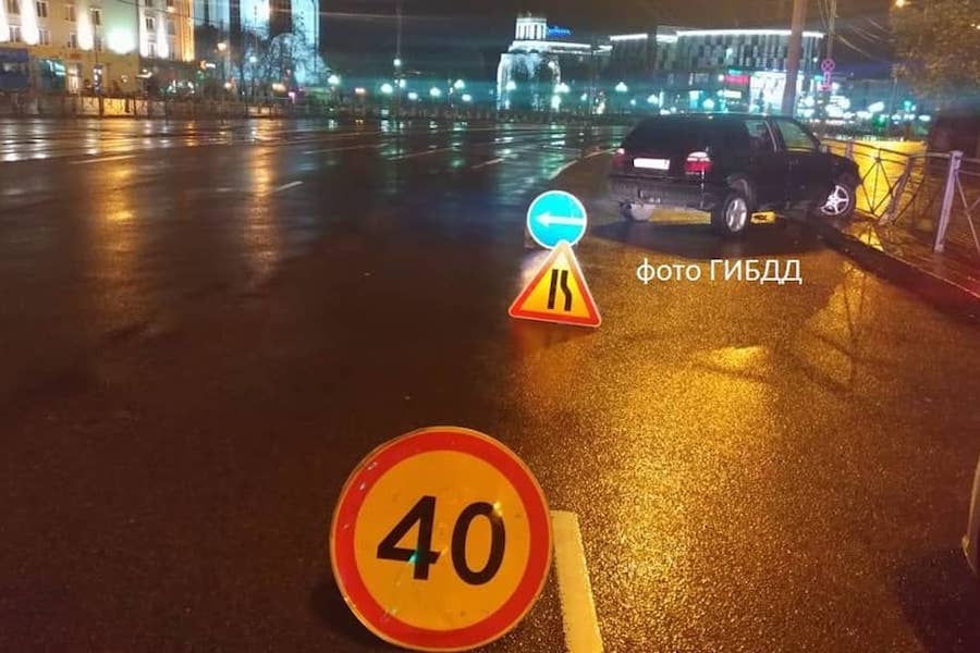 На площади Победы 17-летняя девушка на легковом авто врезалась в забор (фото)