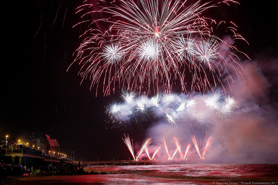 Небо, море и огни: в Зеленоградске стартовал чемпионат фейерверков