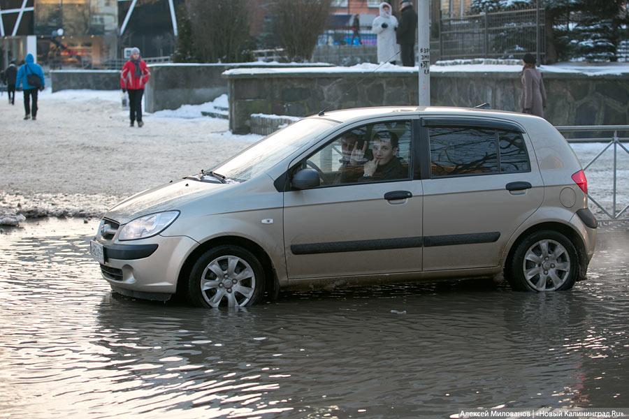 Зимний потоп: лопнувшая труба затопила Ленинский проспект (фото)