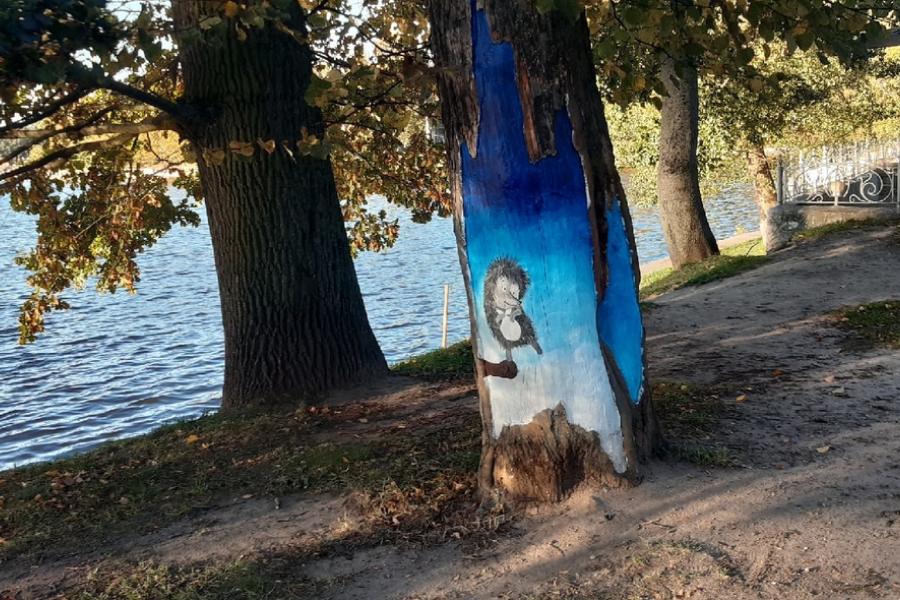 Власти спрашивают калининградцев, стоит ли закрашивать граффити с ежиком в тумане на Верхнем озере