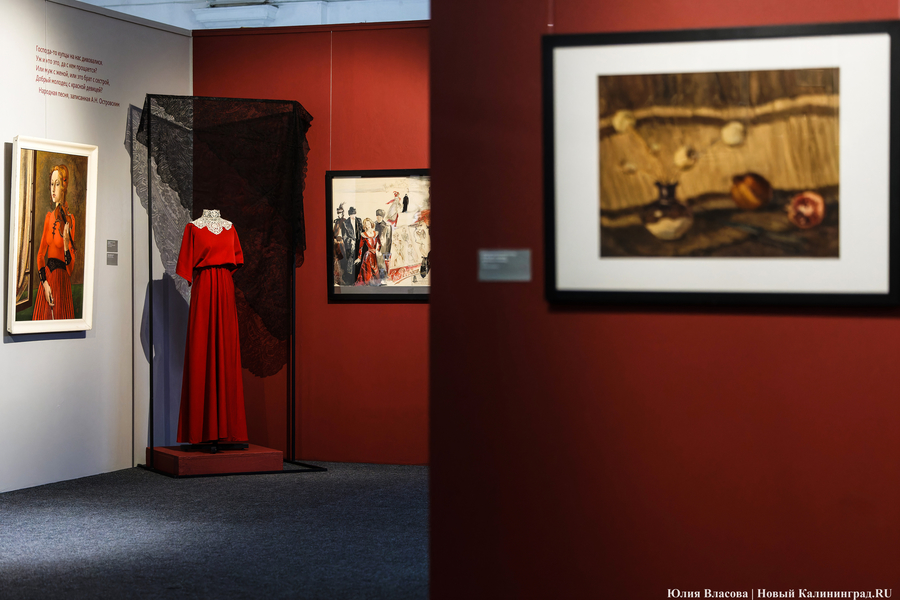 Вселенная смыслов и эмоций: в Музее искусств открылась выставка «Космос красного» (фото)