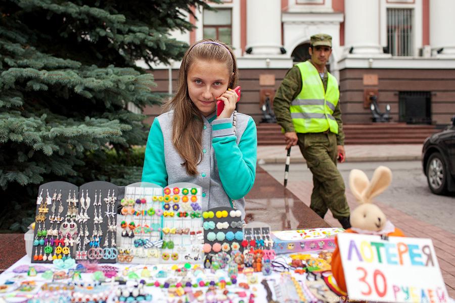 Конь в пальто и вязаный Пеле: фоторепортаж с арт-маркета на проспекте Мира