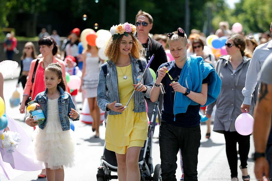Принцессы, марш!: В Калининграде прошёл парад сказочных героев