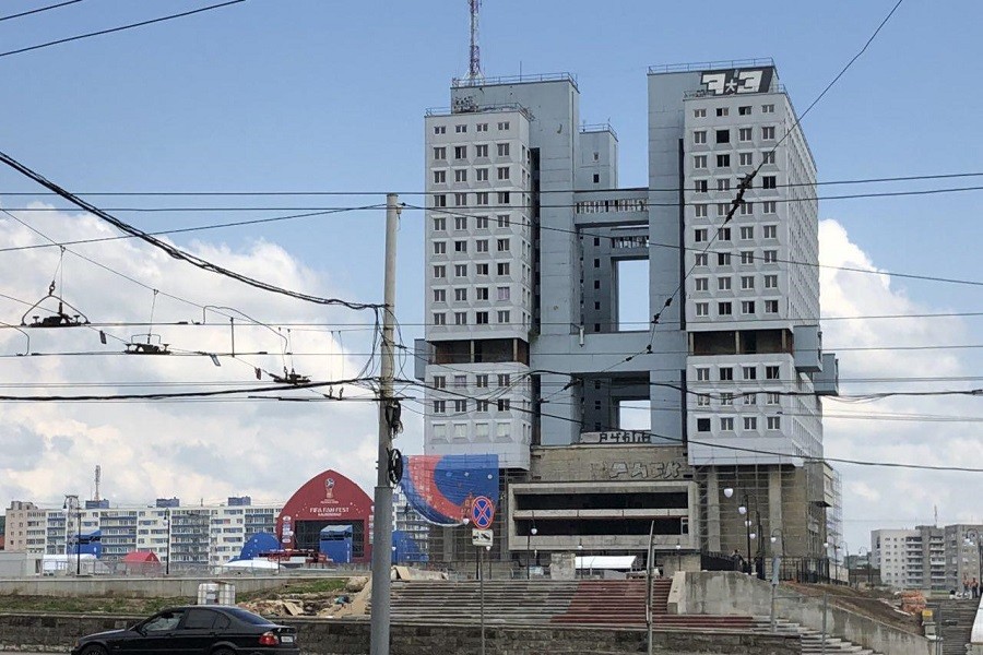 Дом Советов в Калининграде «украшают» баннерами с символикой ЧМ (фото)