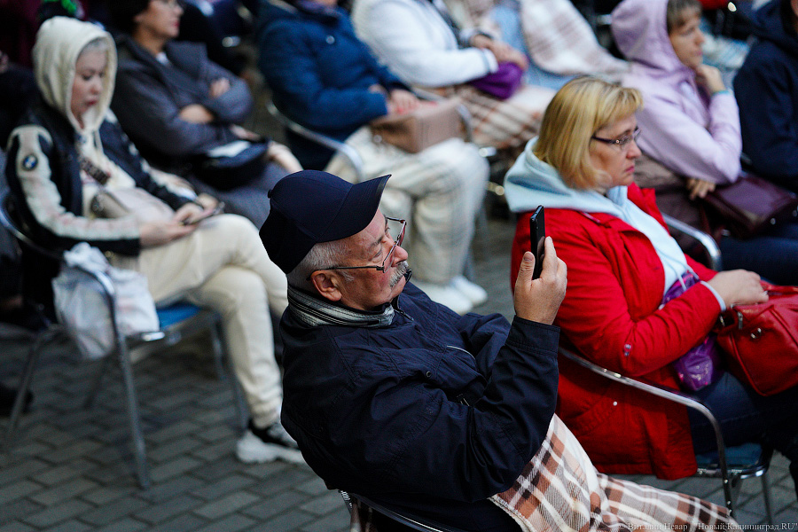 Любовь и жизнь: во Фридрихсбургских воротах выступила солистка Михайловского театра (фото)