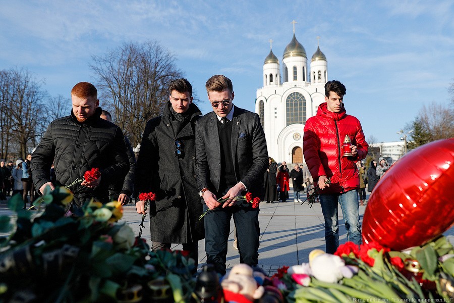 Опустить голову, зажечь свечу: в Калининграде почтили память погибших в Кемерово