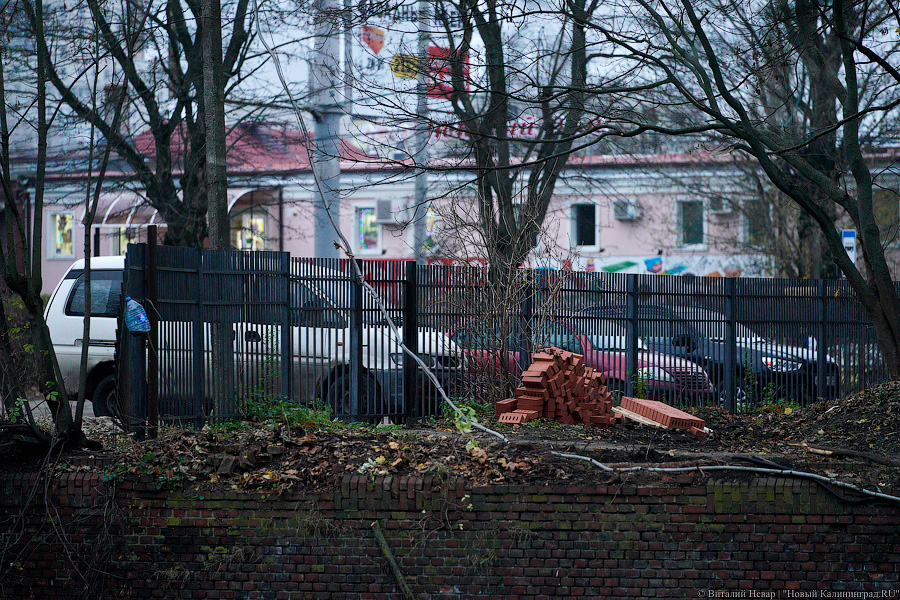 «Не можем делать один в один»: как реставрируют эскарповую стену Фридландских ворот