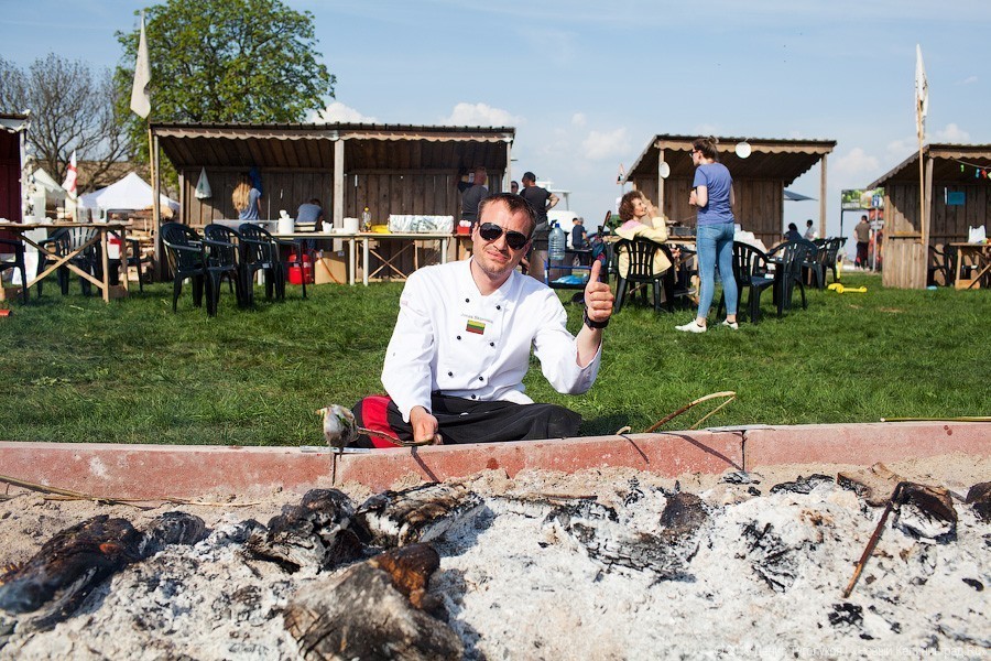 Съесть рыбца, а не собаку: почему мы любим деревенские праздники в Ниде