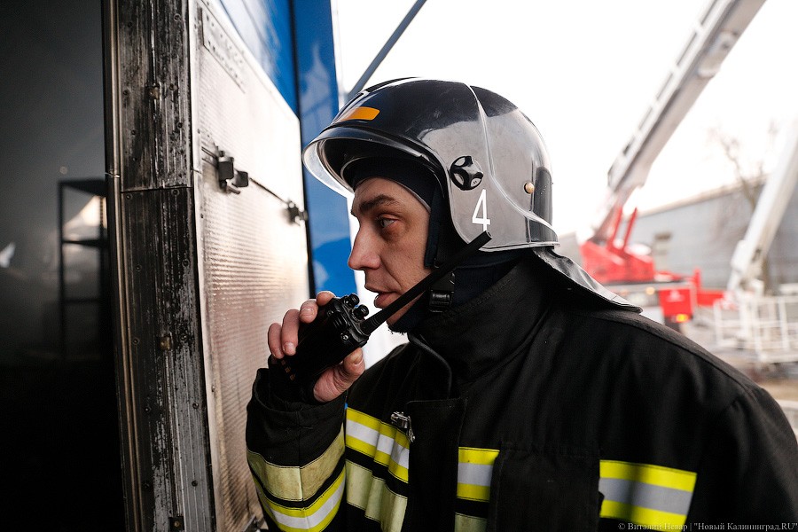 Огненное утро: как калининградские пожарные спасали винный склад