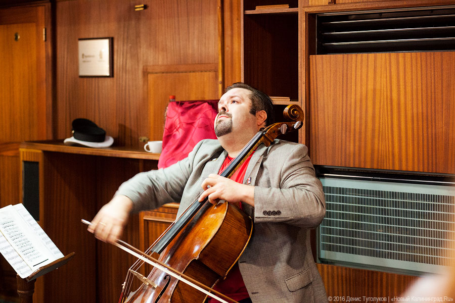 Дадим по струнам: Борислав Струлёв выступил на борту барка «Крузенштерн»