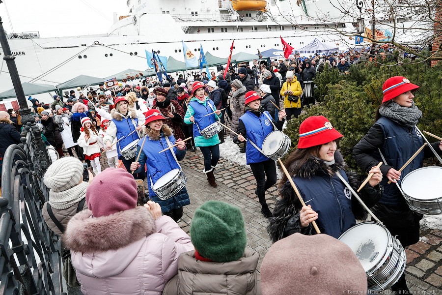 Косплей на Елизавету II: как прошёл День длинной колбасы в Музее Мирового океана