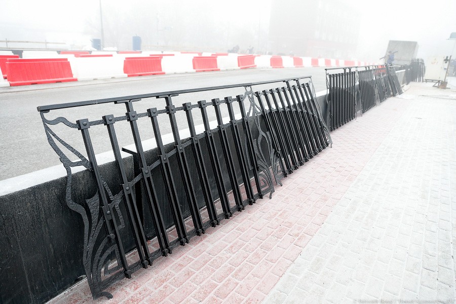 От авторов синей рыбы: на Высоком мосту ставят новую кованую ограду (фото)