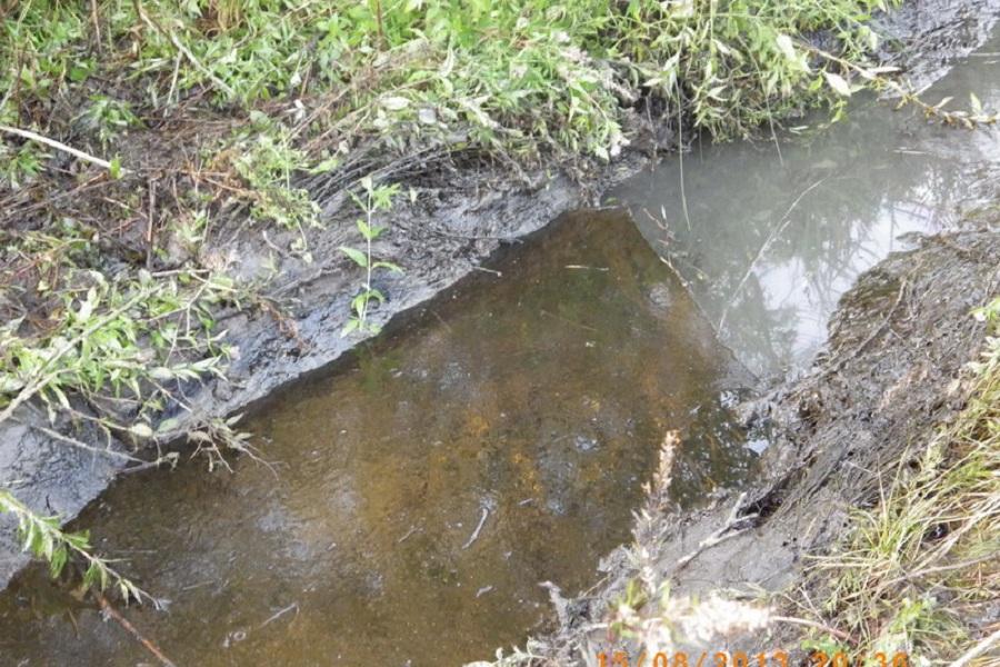 В Гурьевском районе прорвало нефтепровод, загрязнено около 1 га земель (фото)