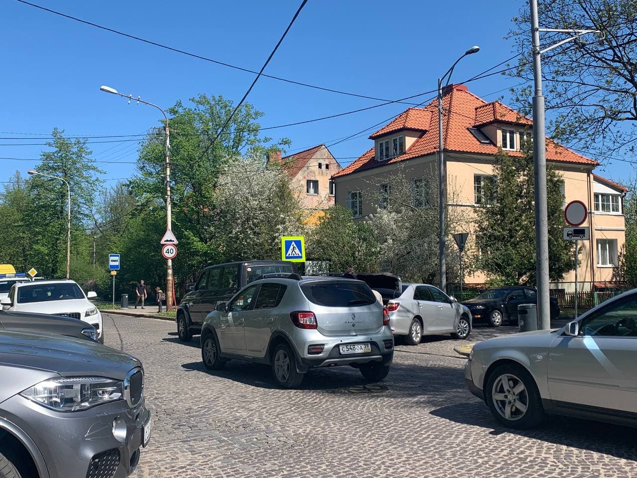 На ул. Тельмана образовалась крупная пробка из-за ДТП с внедорожником и «легковушкой» (фото)