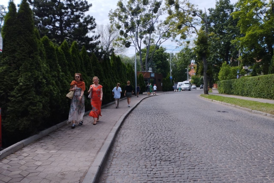 У бывшего «Причала» на Верхнем озере вдвое расширили тротуар (фото)