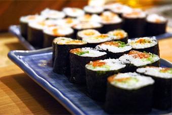 Три человека попали в больницу с сальмонеллезом после обеда в суши-баре