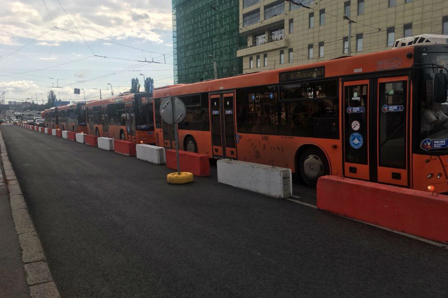 Ленинский проспект «встал» от эстакадного моста из-за перекрытой ул. Шевченко (фото)