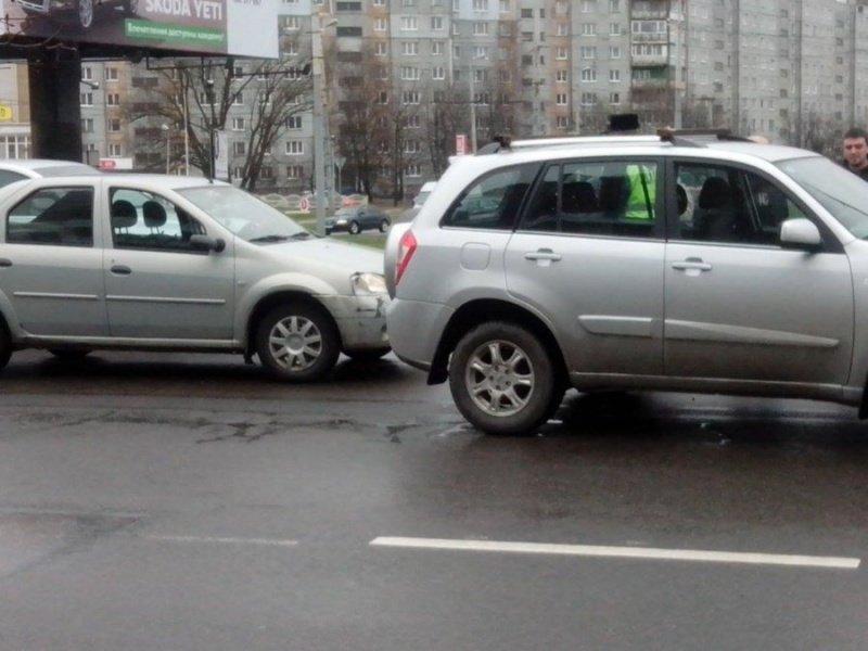 На Московском пр-те около Школы милиции произошло ДТП, движение затруднено (фото)