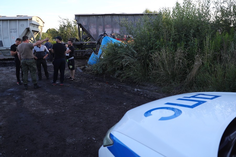 В Калининграде столкнулись поезд и грузовик с песком. Фоторепортаж с места ДТП