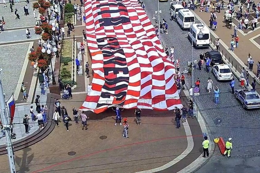Хорватские болельщики развернули в центре Калининграда огромный флаг (видео)