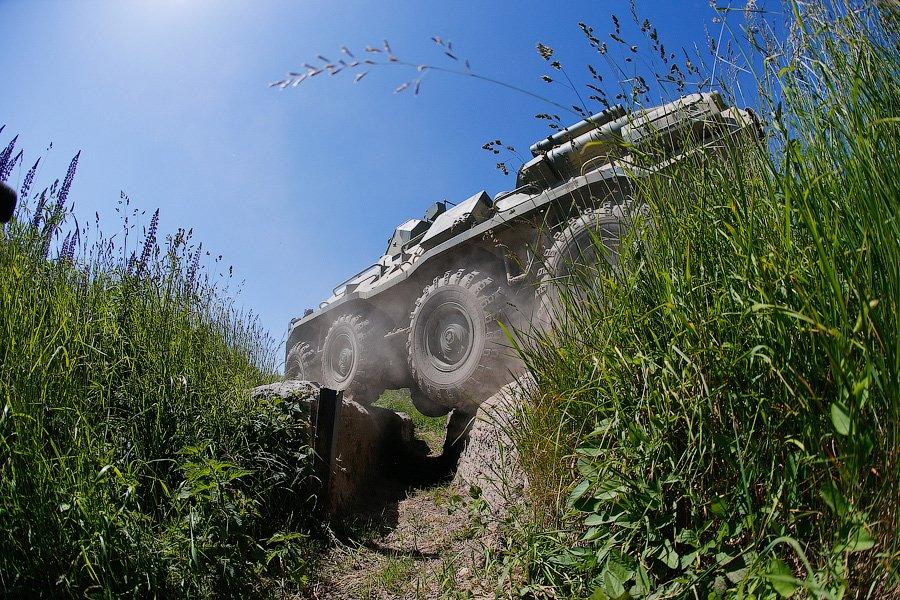 «Вальс бронетранспортёров»: в Хмелевке прошло военно-морское дерби 
