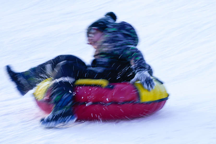 Скользя по утреннему снегу: калининградцы устроили катания с горки в Центральном парке (фото)