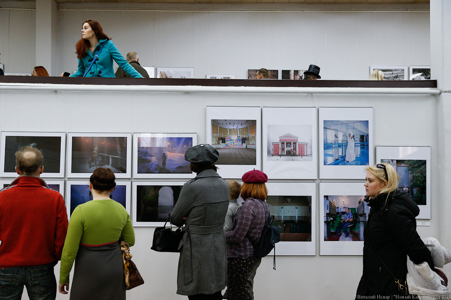 Zeblackballd art visitor. В чем пойти на выставку. Люди ходят по выставке таймлапс. Не хожу на выставки. В чем идти на выставку.