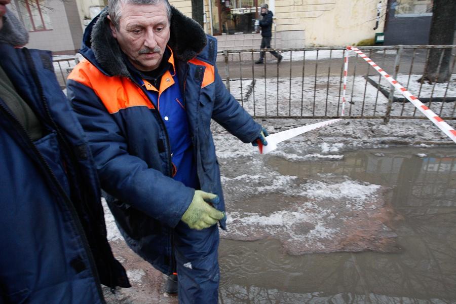 Дорога и пустота: на Ленпроспекте асфальт не выдержал нагрузки (фото)