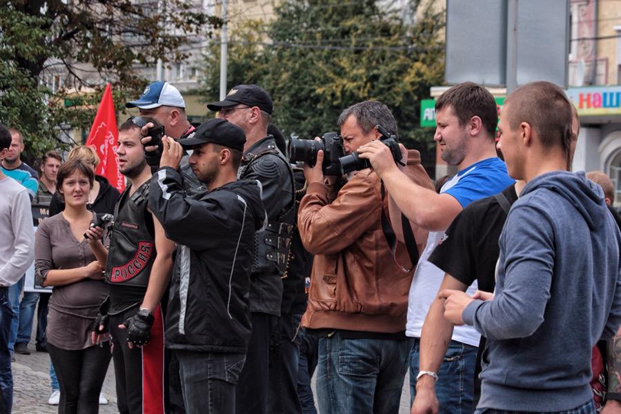 Протест протесту: на митинге против войны на Украине потасовку разнимал ОМОН