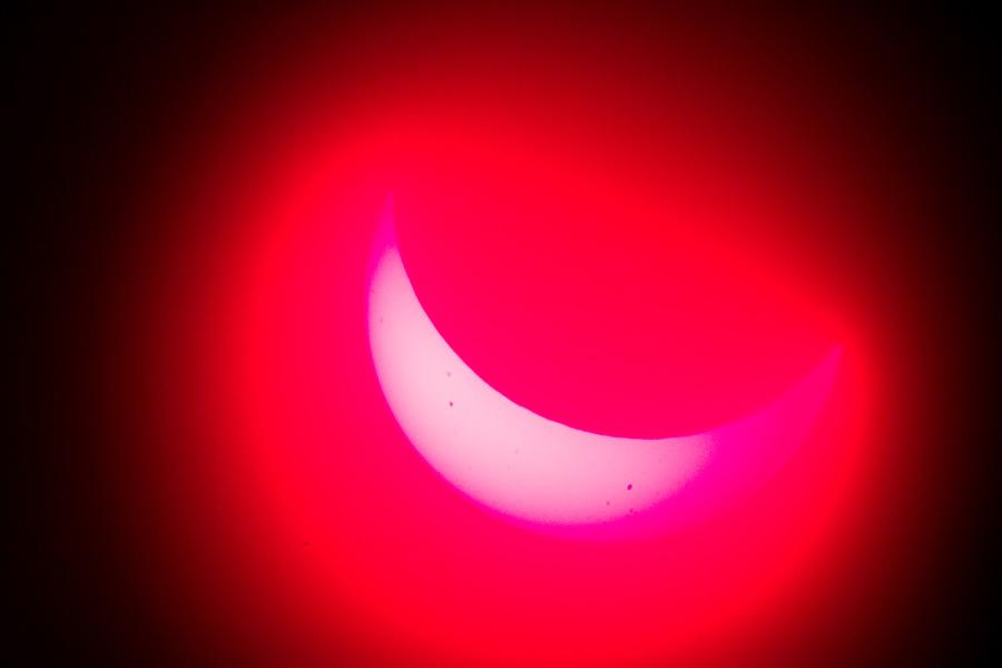 Облачно, с прояснениями: как прошло солнечное затмение в Калининграде (фото)