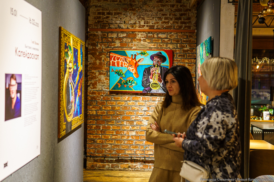 Яркие рыбы и джаз: в «Воротах» открылась персональная выставка Глеба Ванина