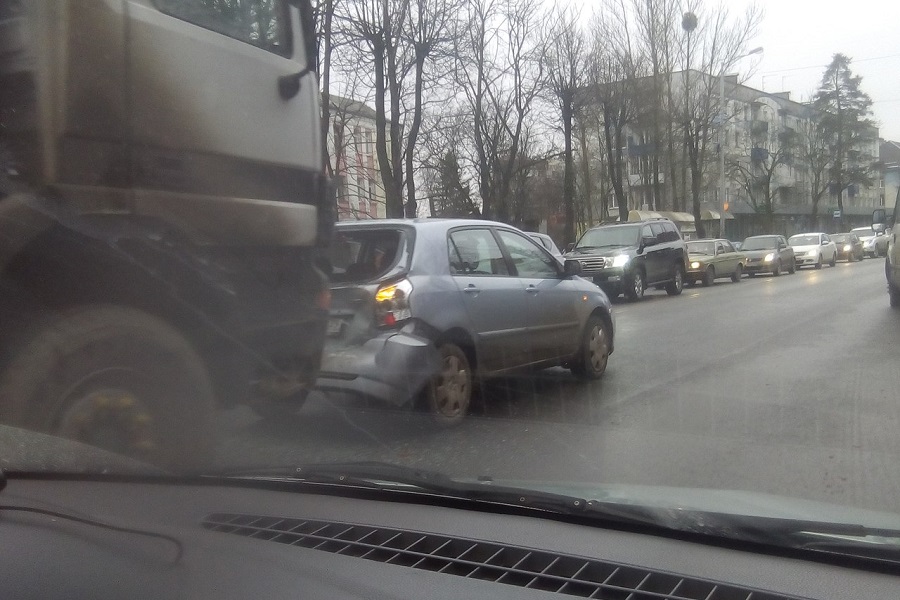 На ул. Невского в Калининграде фура «догнала» легковушку (фото)