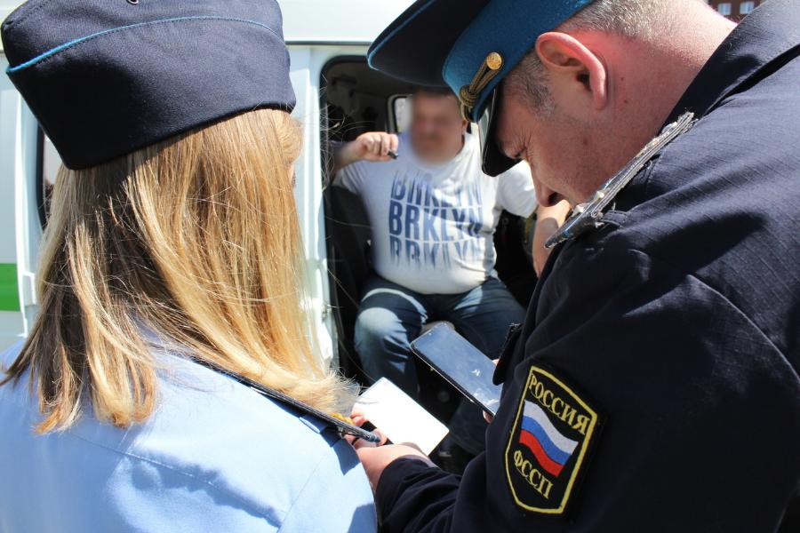 Приставы арестовали у калининградца счета и внедорожник из-за долга по алиментам