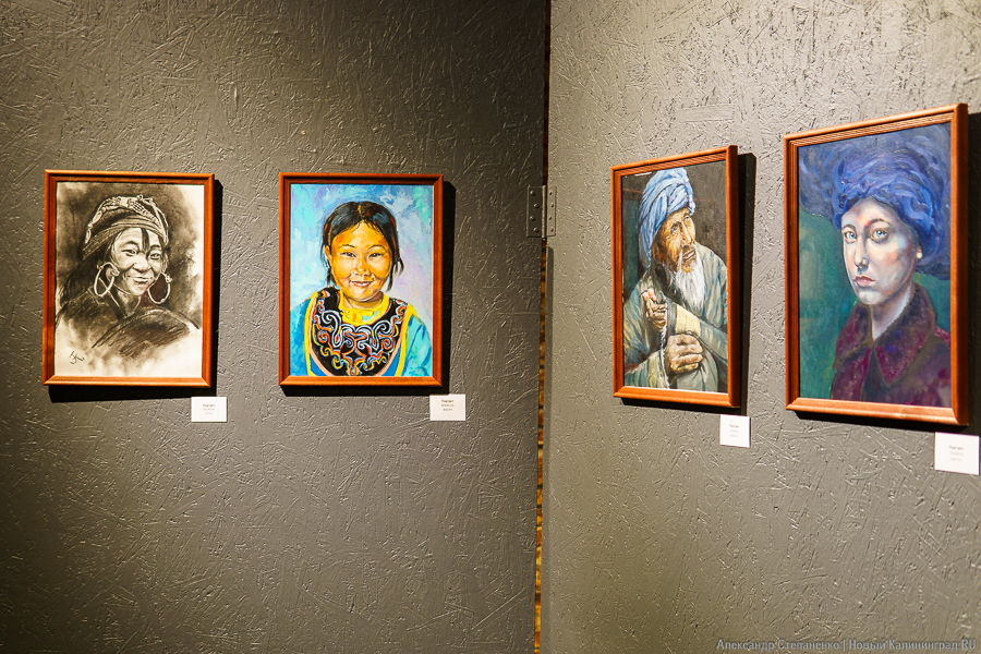 Яркие рыбы и джаз: в «Воротах» открылась персональная выставка Глеба Ванина