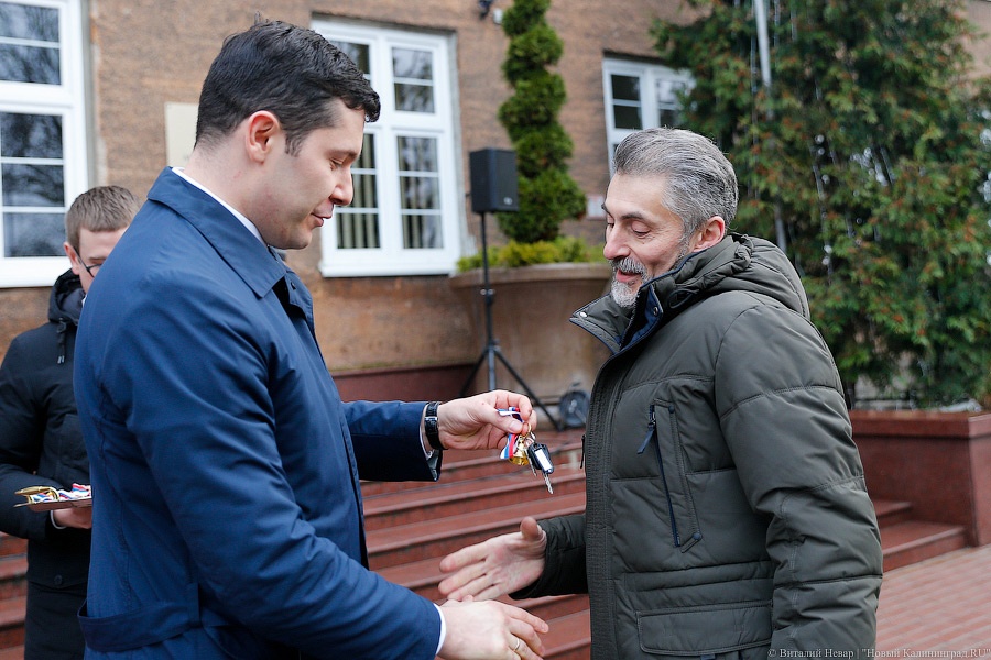 Жёлтые газели: муниципалитетам вручили ключи от новых школьных автобусов