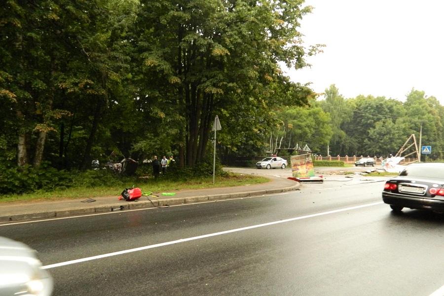 В пятницу утром на Мамоновском шоссе автомобиль снес опору, водитель погиб (фото)