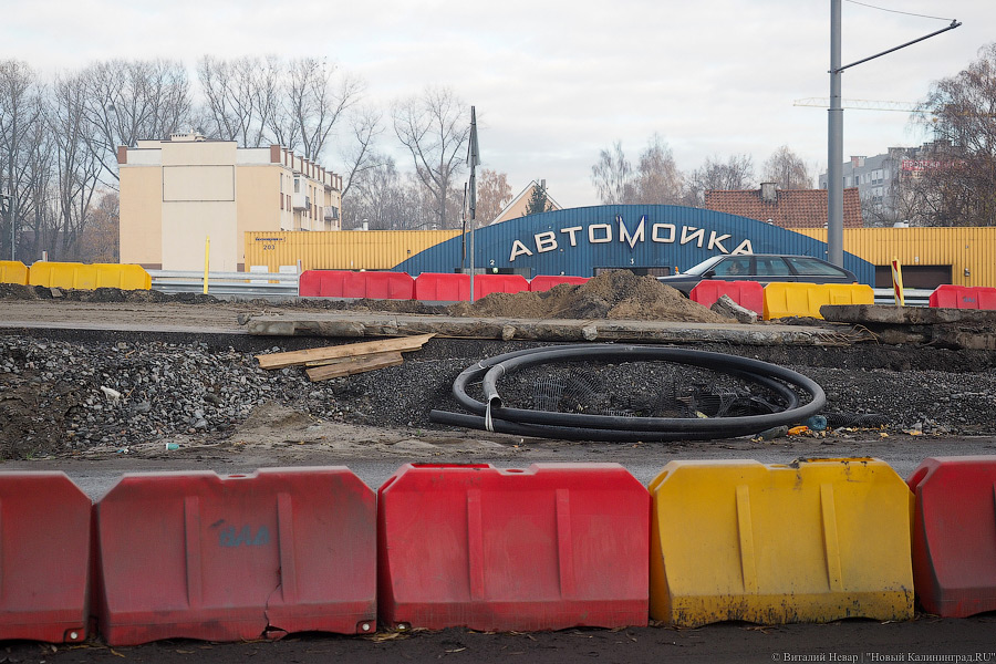 Наполовину открыто: путепровод на Московском начал пропускать автотраснпорт