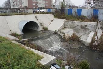 Причиной загрязнения ручья Литовского стала авария в системе «Водоканала»