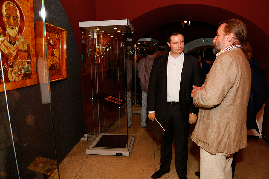 В Калининграде открылась выставка реставратора Янтарной комнаты