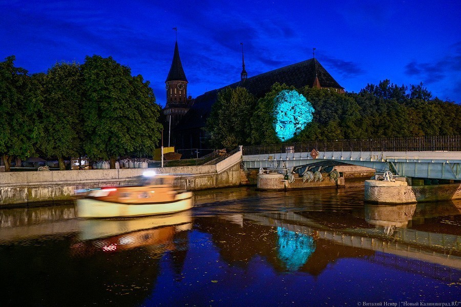 Призрак острова: в Калининграде тестируют световую инсталляцию в виде головы Канта 