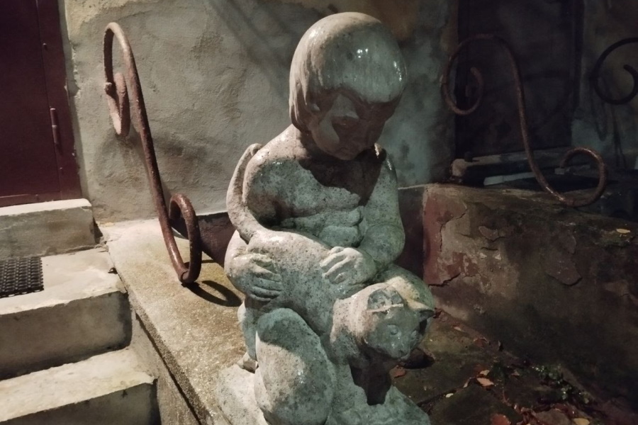 В Калининграде неизвестные повредили историческую скульптуру «Ребенок с кошкой» (фото)