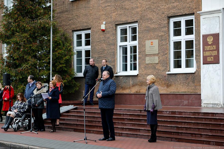 «Мерседесы» для особенных людей: инвалиды области получили социальные авто