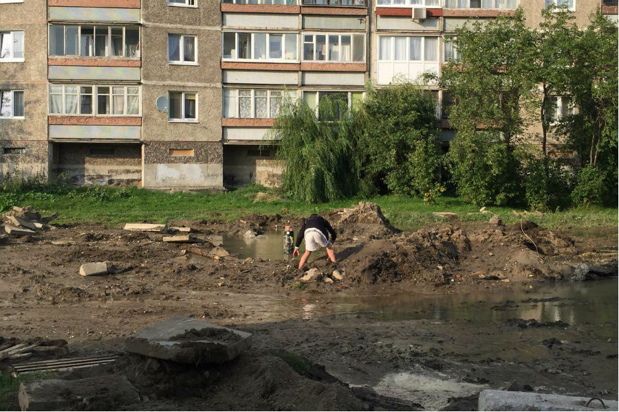 Остров невезения: строители опять устроили на Октябрьском потоп (фото)