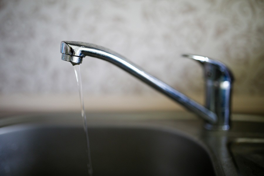 Прокуратура: жителей поселка в Правдинском районе поят некачественной водой