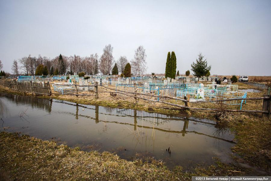 На родине Цуканова в пос. Липово тонет кладбище (+фото)