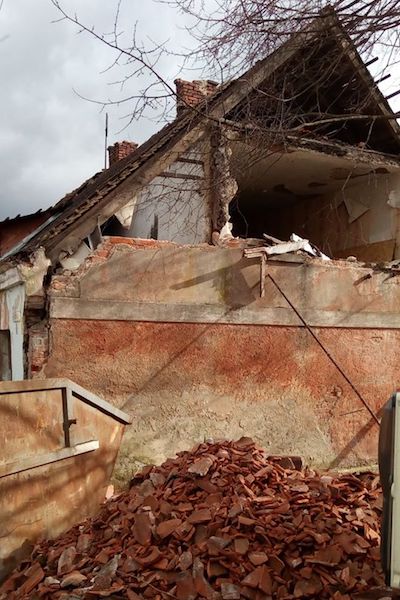 Состояние плачевное: Дом Коринта частично разобрали в ходе реконструкции (фото)